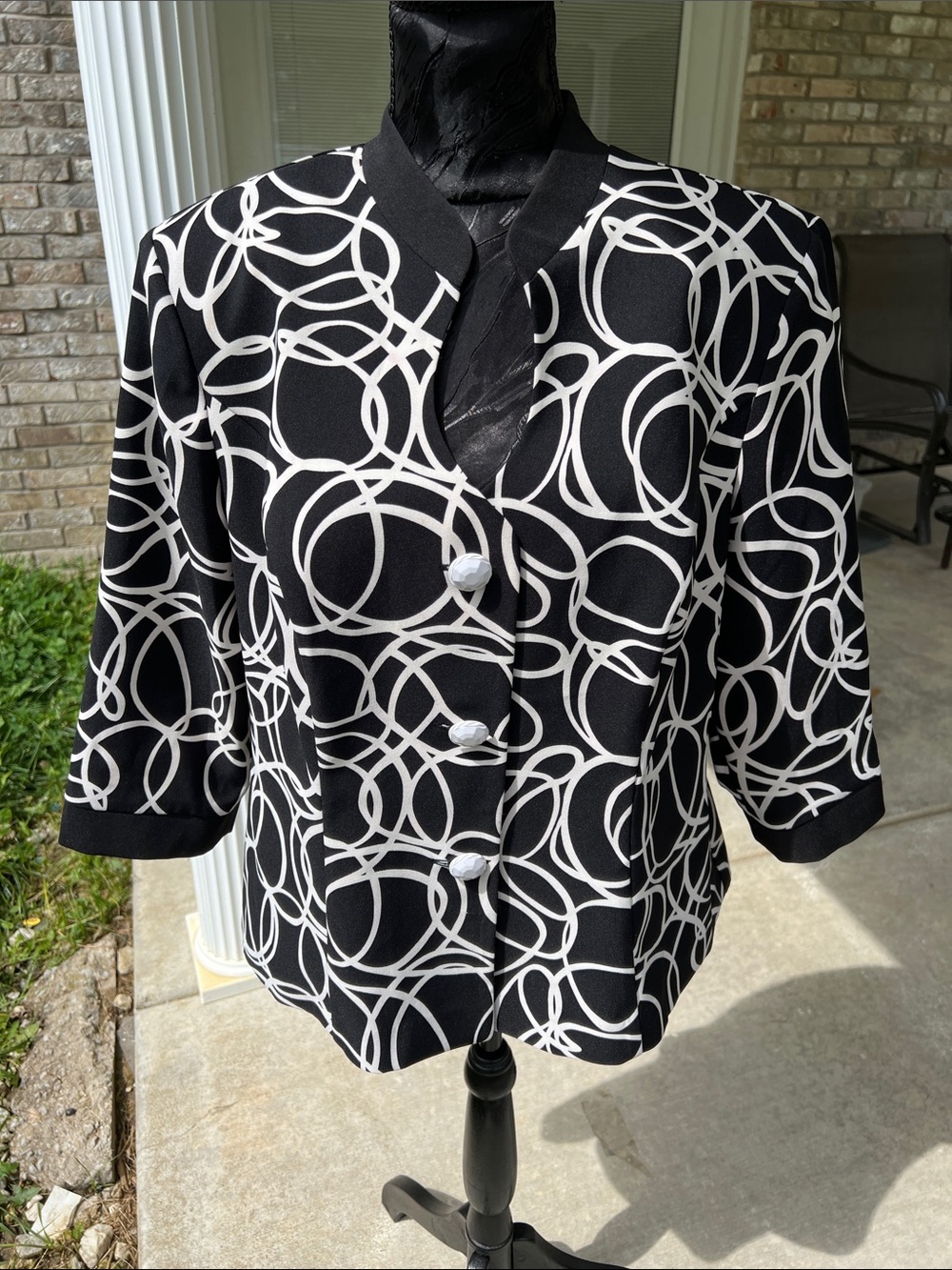 Dana Kay Black and White Circle-Print Button Jacket